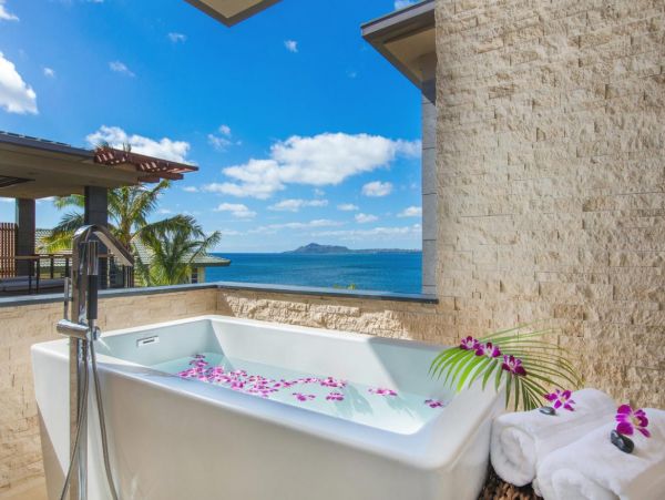 Beachfront Estate in Honolulu Sleeps 12 Guests