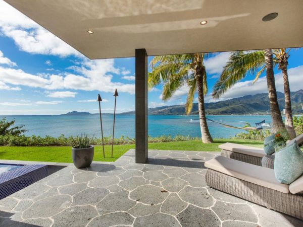 Beachfront Estate in Honolulu Sleeps 12 Guests