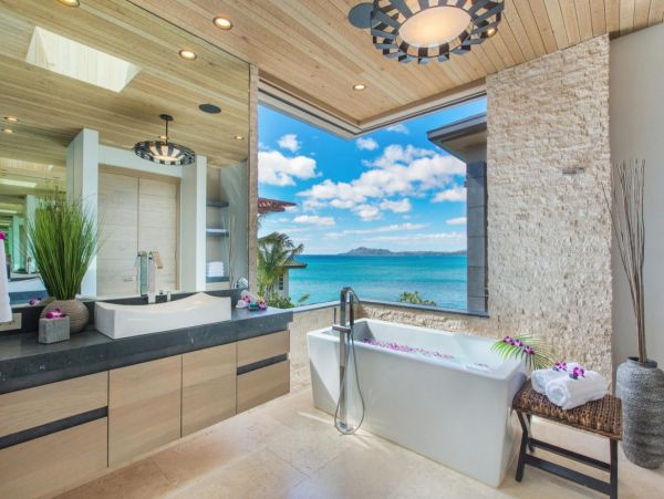 Beachfront Estate in Honolulu Sleeps 12 Guests