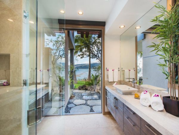 Beachfront Estate in Honolulu Sleeps 12 Guests