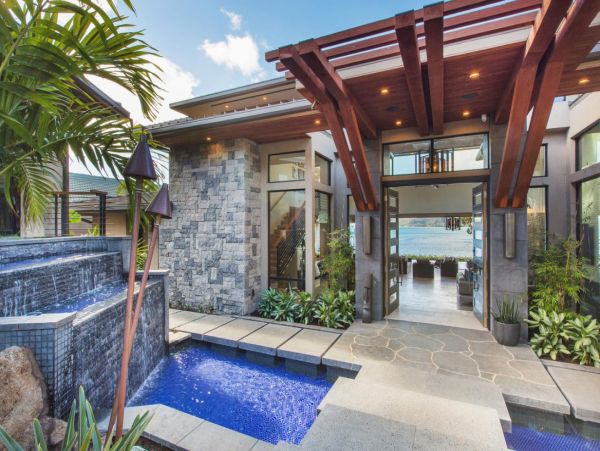 Beachfront Estate in Honolulu Sleeps 12 Guests