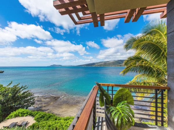 Beachfront Estate in Honolulu Sleeps 12 Guests