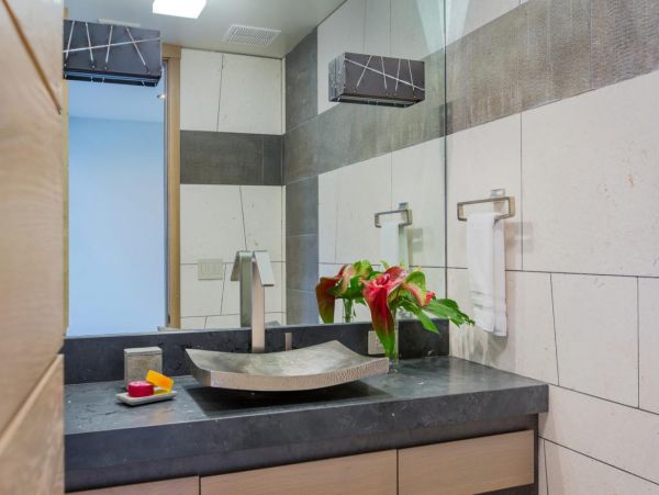 Beachfront Estate in Honolulu Sleeps 12 Guests