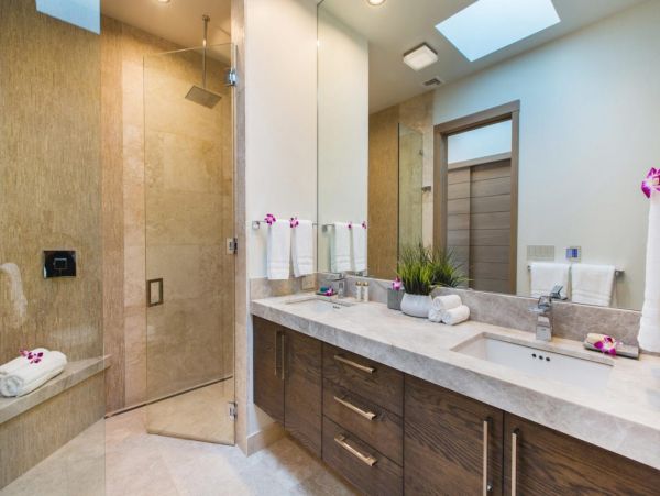 Beachfront Estate in Honolulu Sleeps 12 Guests