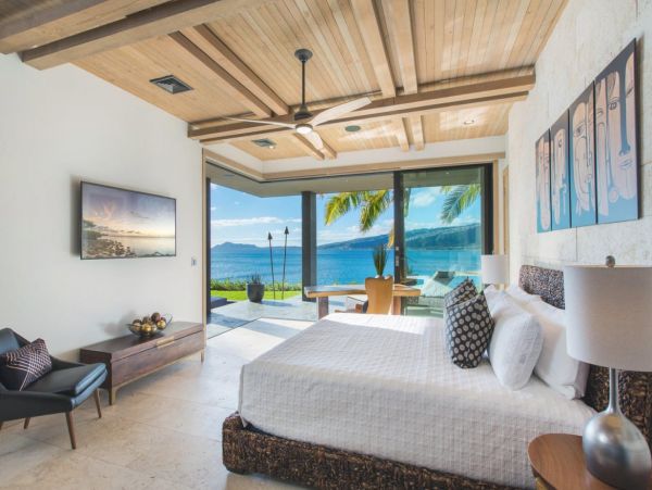 Beachfront Estate in Honolulu Sleeps 12 Guests