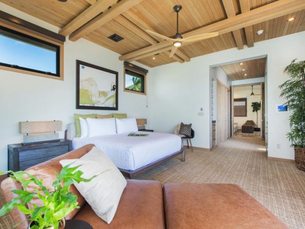 Beachfront Estate in Honolulu Sleeps 12 Guests