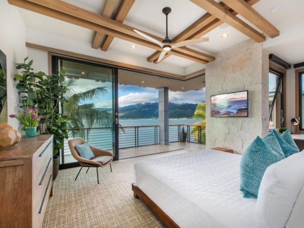 Beachfront Estate in Honolulu Sleeps 12 Guests