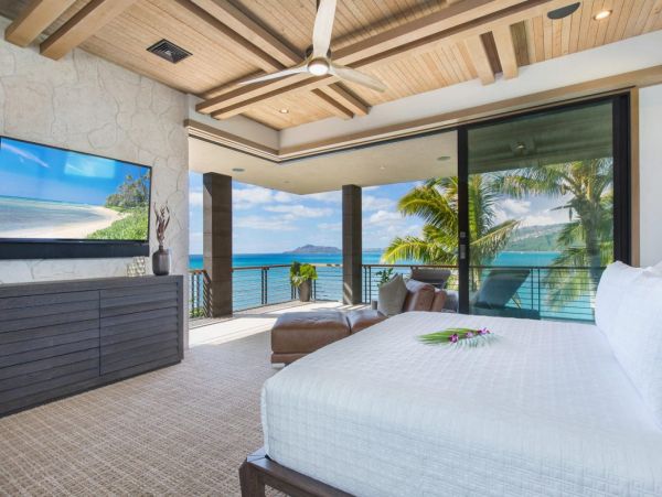 Beachfront Estate in Honolulu Sleeps 12 Guests