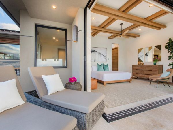 Beachfront Estate in Honolulu Sleeps 12 Guests