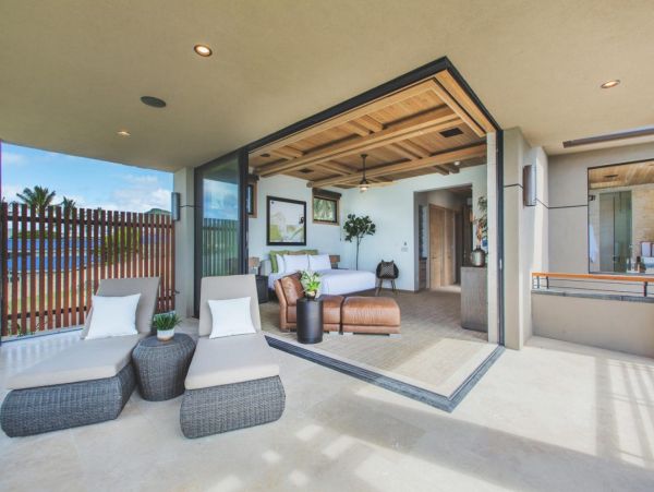 Beachfront Estate in Honolulu Sleeps 12 Guests