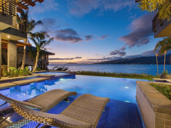 Beachfront Estate in Honolulu Sleeps 12 Guests