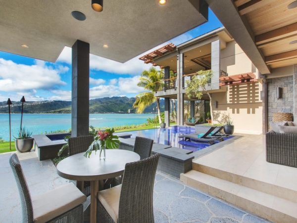 Beachfront Estate in Honolulu Sleeps 12 Guests