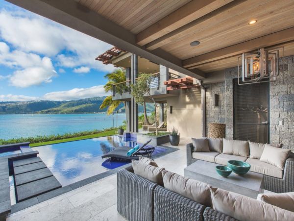 Beachfront Estate in Honolulu Sleeps 12 Guests