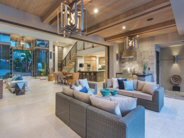 Beachfront Estate in Honolulu Sleeps 12 Guests