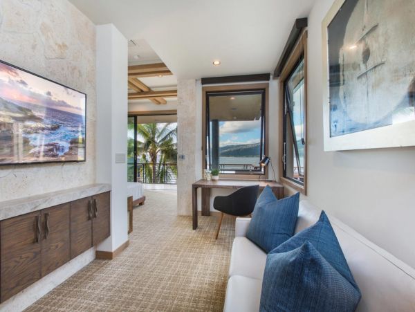 Beachfront Estate in Honolulu Sleeps 12 Guests