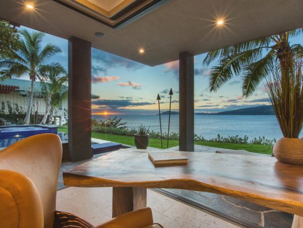 Beachfront Estate in Honolulu Sleeps 12 Guests