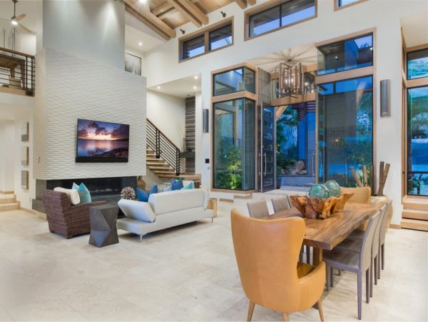Beachfront Estate in Honolulu Sleeps 12 Guests