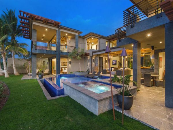 Beachfront Estate in Honolulu Sleeps 12 Guests