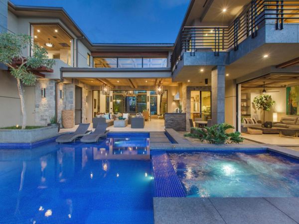 Beachfront Estate in Honolulu Sleeps 12 Guests
