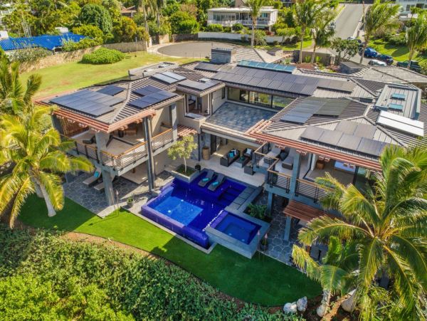 Beachfront Estate in Honolulu Sleeps 12 Guests