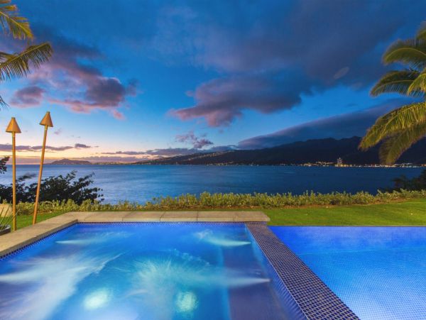 Beachfront Estate in Honolulu Sleeps 12 Guests