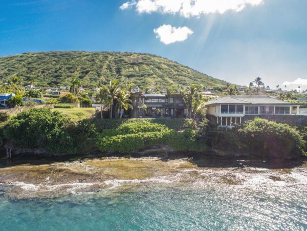 Beachfront Estate in Honolulu Sleeps 12 Guests