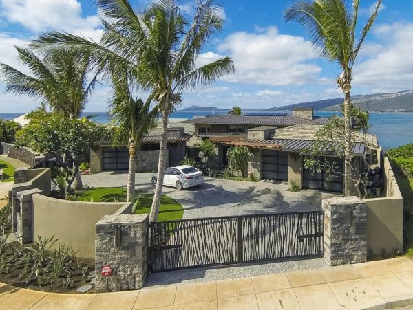 Beachfront Estate in Honolulu Sleeps 12 Guests
