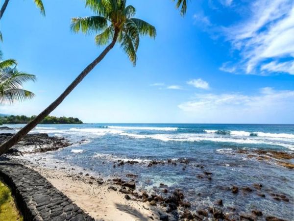 Oceanfront Kailua-Kona Vacation Condo