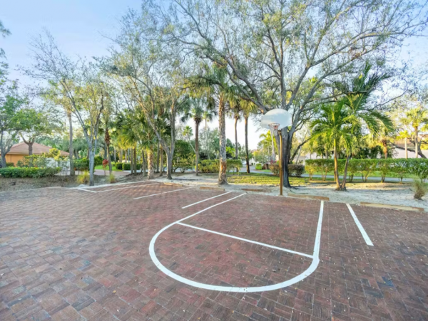 Naples Vacation Condo with 2 Bedrooms, Pool & Tennis Courts