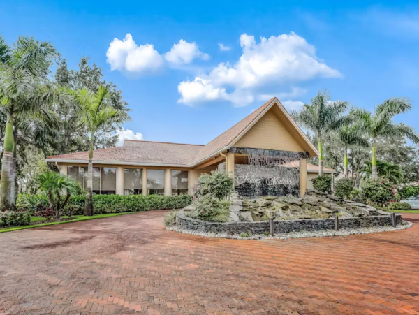Naples Vacation Condo with 2 Bedrooms, Pool & Tennis Courts