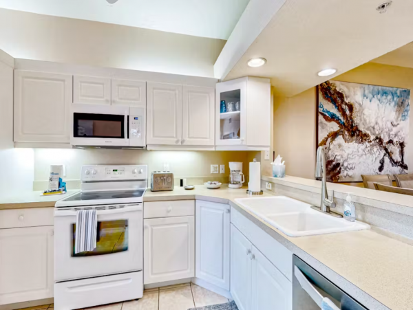 Naples Vacation Condo with 2 Bedrooms, Pool & Tennis Courts