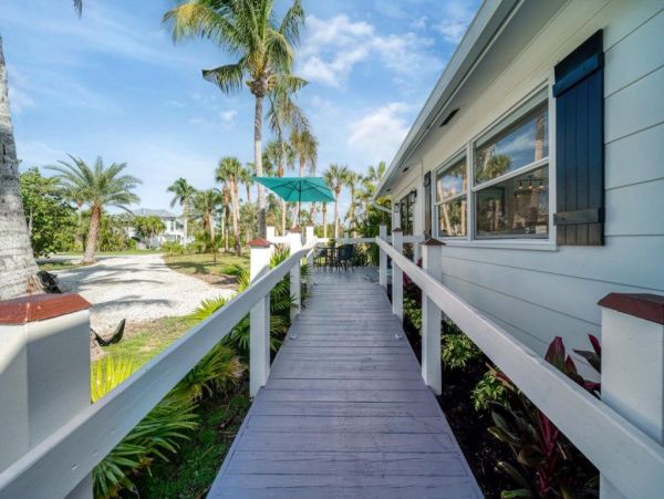 Walk to Beach Sanibel Vacation Cottage