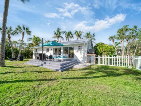 Walk to Beach Sanibel Vacation Cottage