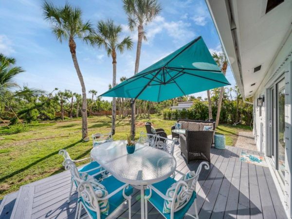 Walk to Beach Sanibel Vacation Cottage