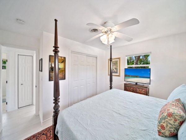 Walk to Beach Sanibel Vacation Cottage