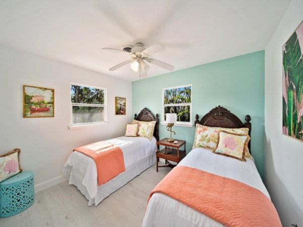 Walk to Beach Sanibel Vacation Cottage
