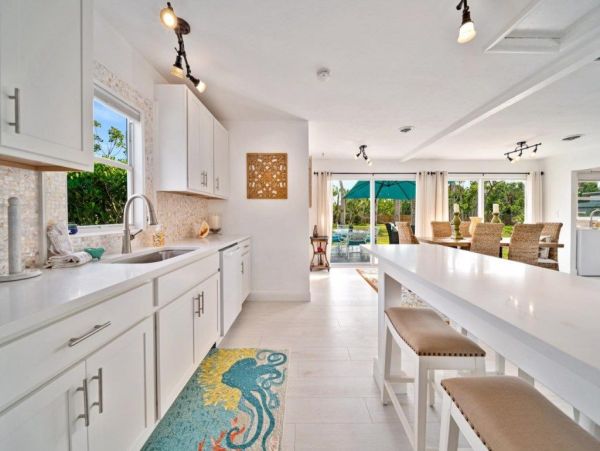 Walk to Beach Sanibel Vacation Cottage