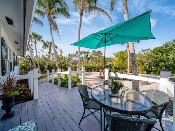 Walk to Beach Sanibel Vacation Cottage
