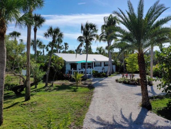 Walk to Beach Sanibel Vacation Cottage