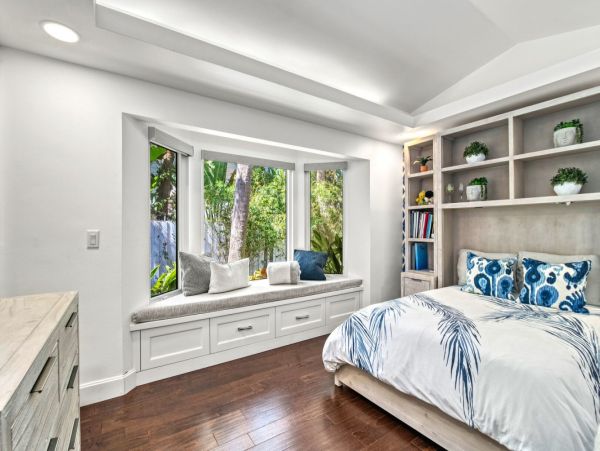 Five Bedroom Walk to Beach Vacation Rental Home in Siesta Key