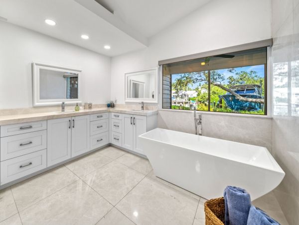 Five Bedroom Walk to Beach Vacation Rental Home in Siesta Key