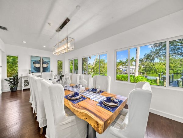 Five Bedroom Walk to Beach Vacation Rental Home in Siesta Key