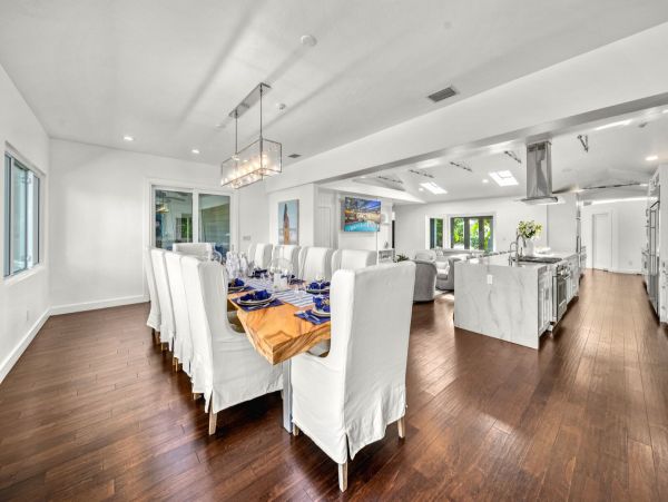 Five Bedroom Walk to Beach Vacation Rental Home in Siesta Key