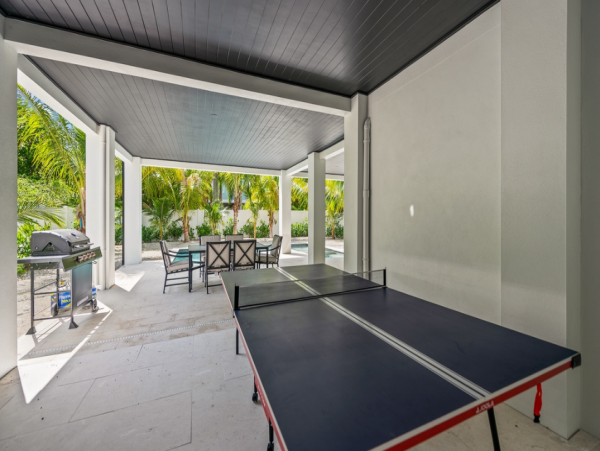 Four Bedroom Luxury Home 2-minute Walk to Beach in Anna Maria