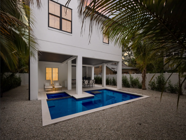 Four Bedroom Luxury Home 2-minute Walk to Beach in Anna Maria