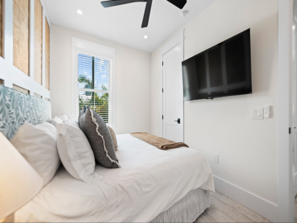 Four Bedroom Luxury Home 2-minute Walk to Beach in Anna Maria
