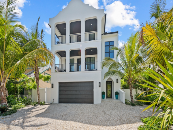 Four Bedroom Luxury Home 2-minute Walk to Beach in Anna Maria