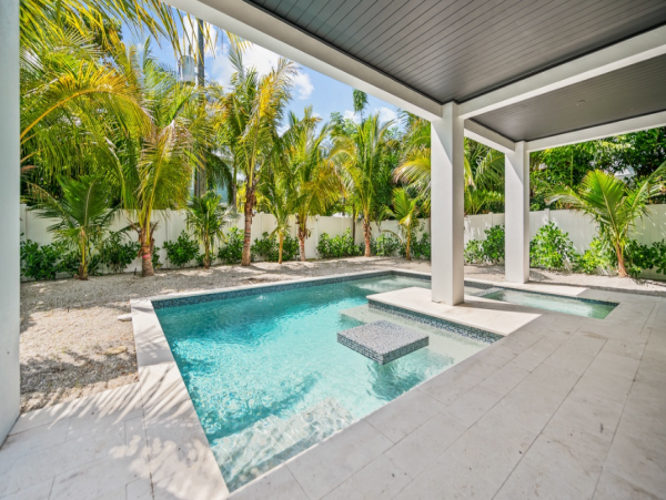 Four Bedroom Luxury Home 2-minute Walk to Beach in Anna Maria