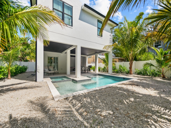 Four Bedroom Luxury Home 2-minute Walk to Beach in Anna Maria
