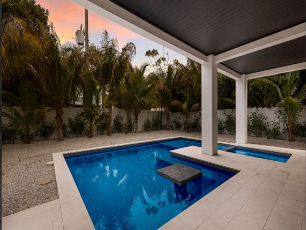 Four Bedroom Luxury Home 2-minute Walk to Beach in Anna Maria